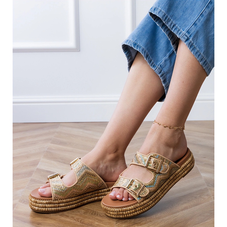 Gyllene flip flops med klämmor på ränder