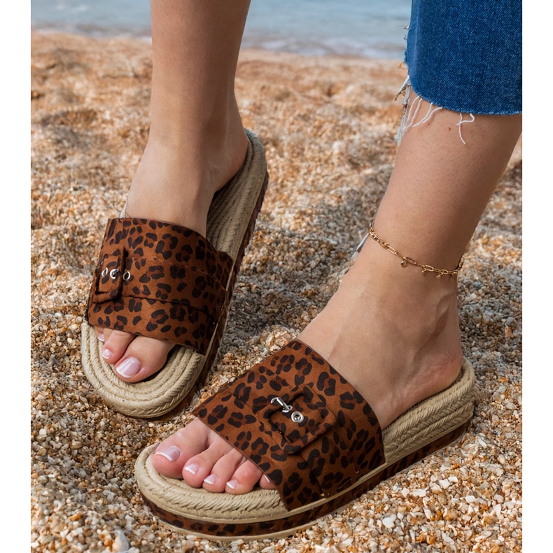 Leopard flip -flops på plattformen med ett dekorativt spänne brun