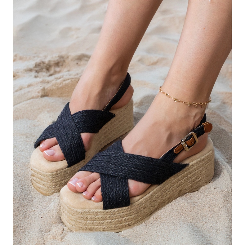 Svarta espadrilles sandaler på plattformen med ränder
