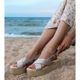 Silver Espadrille Sandals på en plattform med ränder