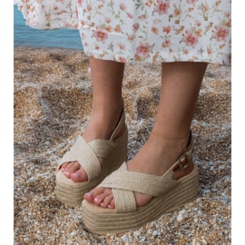 Beige espadrilles sandaler på en plattform med ränder