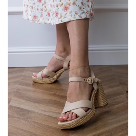 Beige sandaler med ränder på stolpen