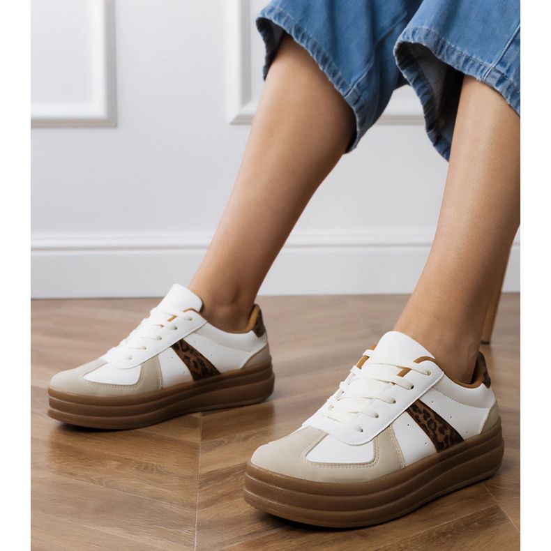 Kvinnors leopardsneakers på plattformen vit