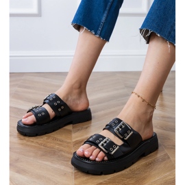 Svarta platt flip flops med klämmor på ränder