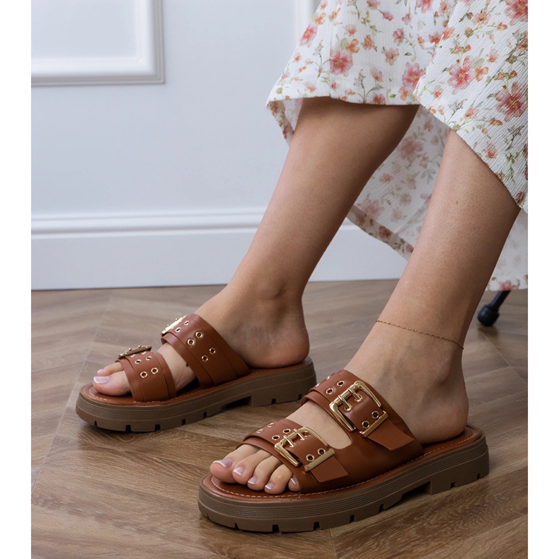 Brun platt flip flops med ränder klämmor