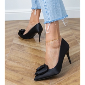 Svarta satinpumpar med en blomma