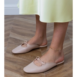 Beige flip -flops byggd på en platt sula