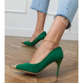 Gröna ekossampumpar med en metallisk tå