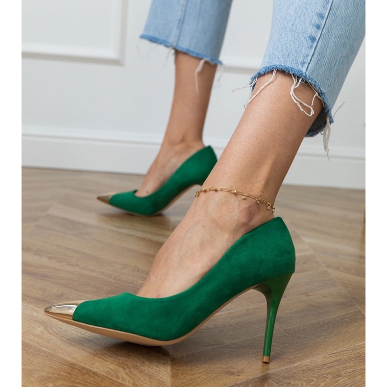 Gröna ekossampumpar med en metallisk tå