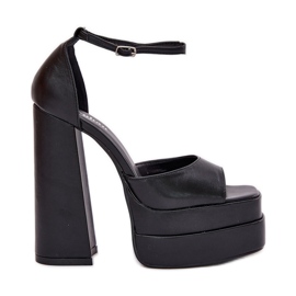 Kvinnors sandaler på posten och plattformen svart