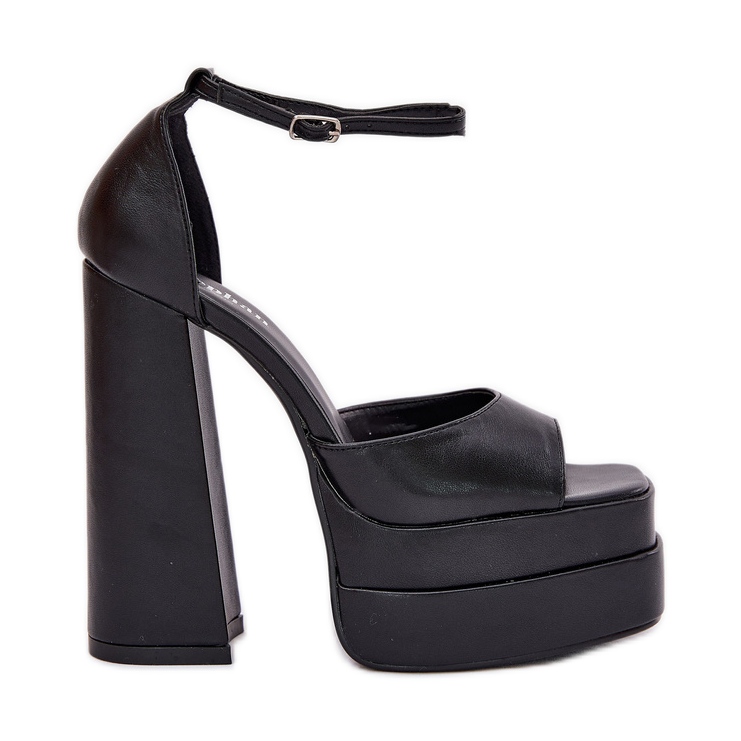 Kvinnors sandaler på posten och plattformen svart