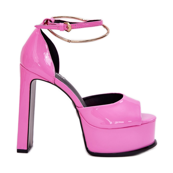 Målade kvinnosandaler på posten och plattformen rosa