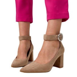 Beige pumpar på stolpen med ett spänne och zirkoner