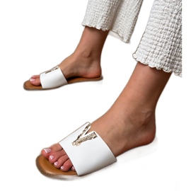 Vita flip flops med en gyllene dekoration