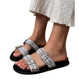 Vita flip flops med ränder och zirkoner på klämmorna