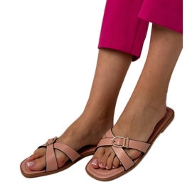 Rosa flip flops med ett dekorativt spänne på bältet