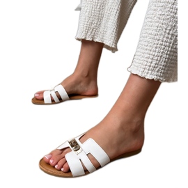 Vita flip flops med utskärningar på bältet och gyllene dekoration