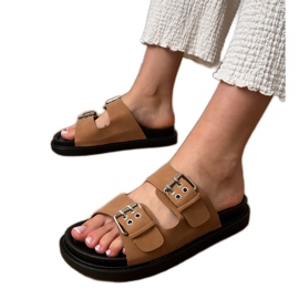 Brun flip -flops med klämmor på ränder