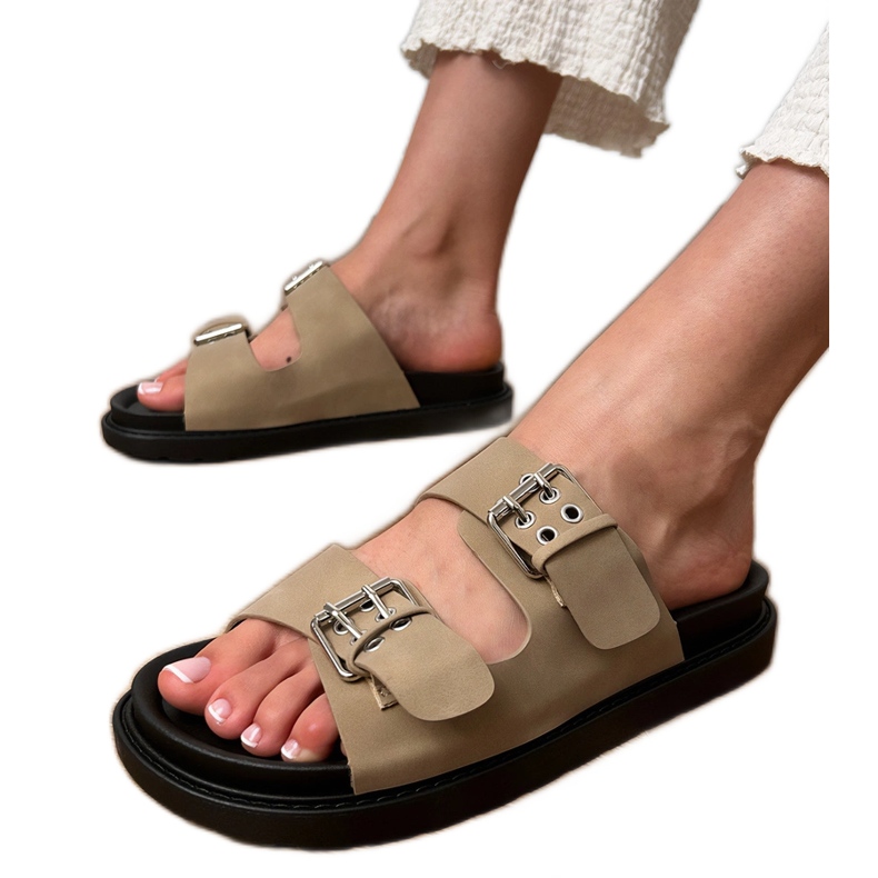 Gröna flip flops med klämmor på ränder beige