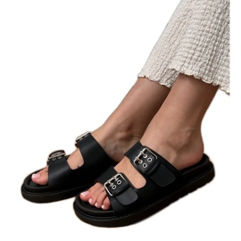 Svarta flip flops med klämmor på ränder