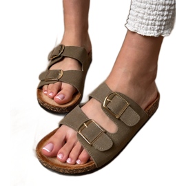 Gröna flip flops med klämmor på en korksula