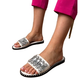 Vita flip -flops dekorerade med kristaller