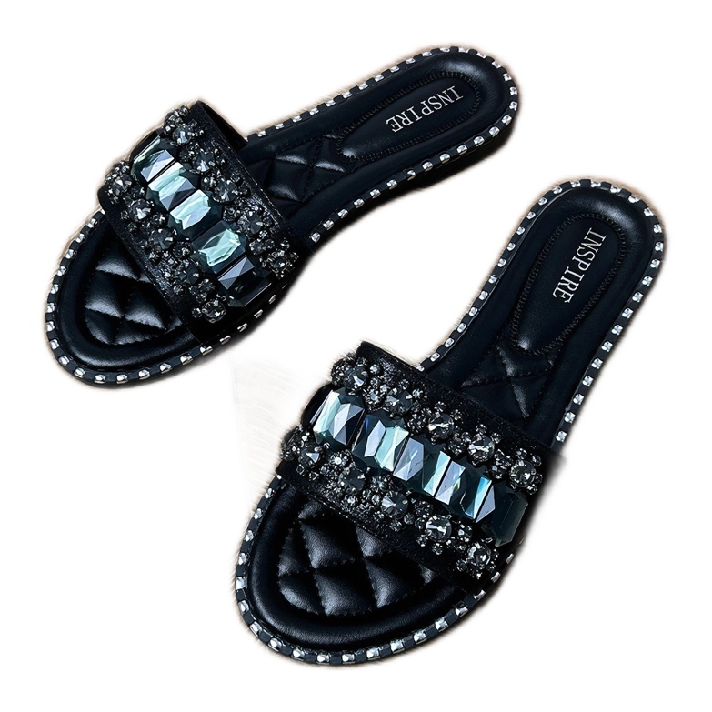 Svart flip -flops dekorerade med kristaller