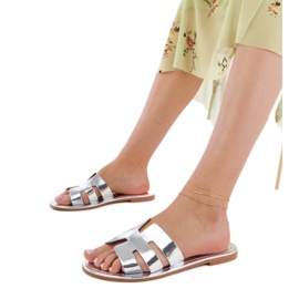 Silverflip -flops dekorerade med utskärningar