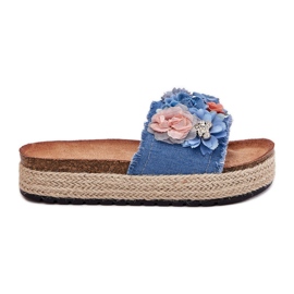 Kvinnors flip flops på plattformen med fläta och blå blommor