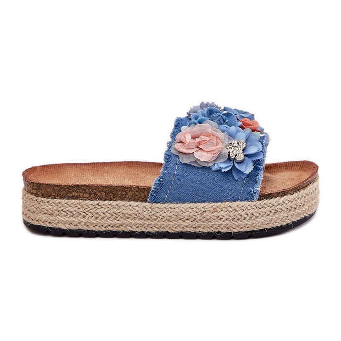Kvinnors flip flops på plattformen med fläta och blå blommor