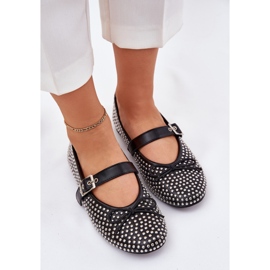 Dekorerade ballerinor med en båge och ett svart bälte