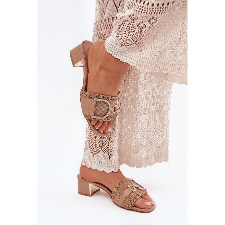 Kvinnors klackar med en dekorativ mörk beige detalj