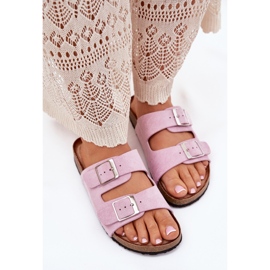 Kvinnors flip flops på korkplattformens lavendelspännen purpur