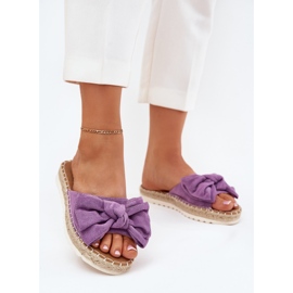 Kvinnors flip flops på plattformen med fläta och violet båge violett