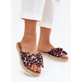 Kvinnors flip flops på plattformen med flätan och bågbågen brun