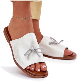 EVento Flat -hane kvinnors flip flops med en dekorativ silverbindning