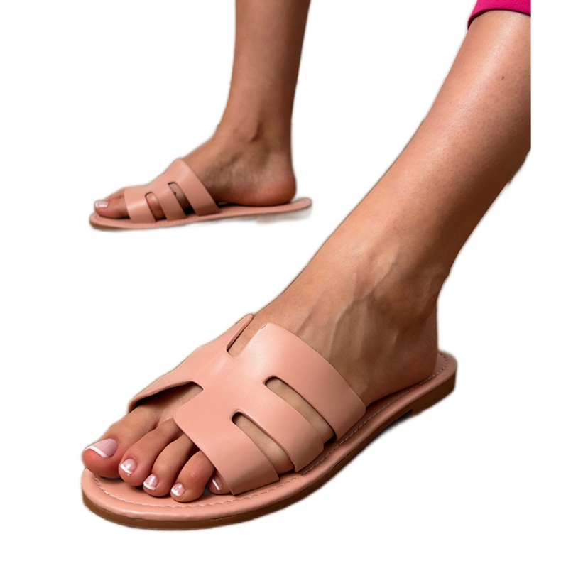 Rosa flip -flops dekorerade med utskärningar