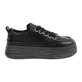 Svarta sneakers på plattformen