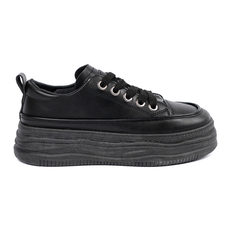 Svarta sneakers på plattformen