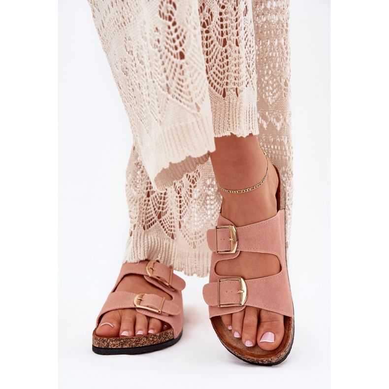 Kvinnors tofflor på en korkplattform med gyllene klämmor rosa