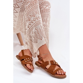 Flat -hanterade kvinnosandaler med Camel Golden Studs brun
