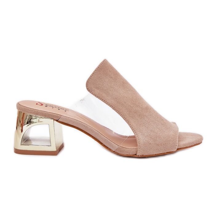 Kvinnors tofflor på en gyllene post beige