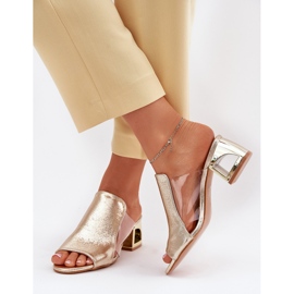 Kvinnors flip flops på Golden Post gyllene