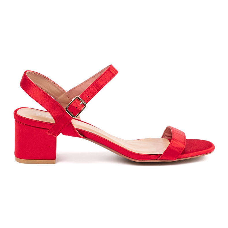 Shelvt Röda sandaler på en stolpe