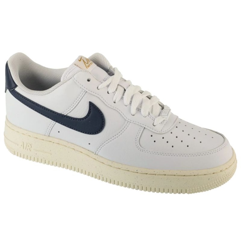 Nike Air Force Low 1 07 skor i FZ6768-100 vit