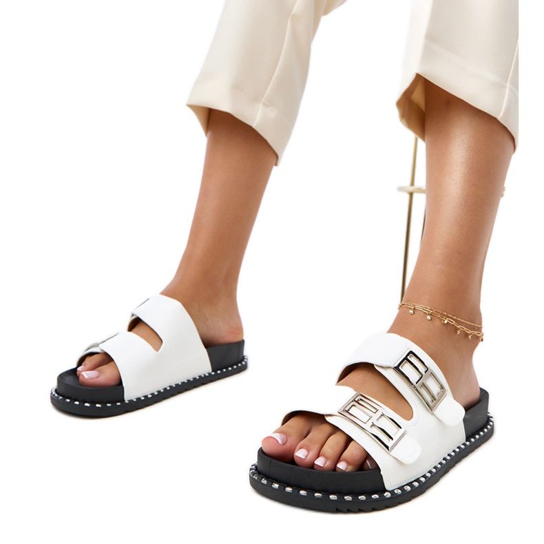 Vita flip flops på Blau -plattformen