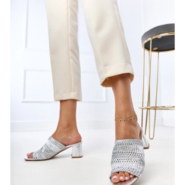 Silver flip flops på stolpen med flätade gamboa -ränder