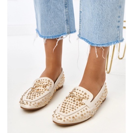 Beige loafers dekorerade med lejänger