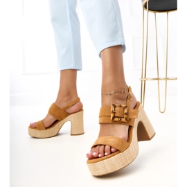 Bruna sandaler på stolpen dekorerade med Elevira Clamp