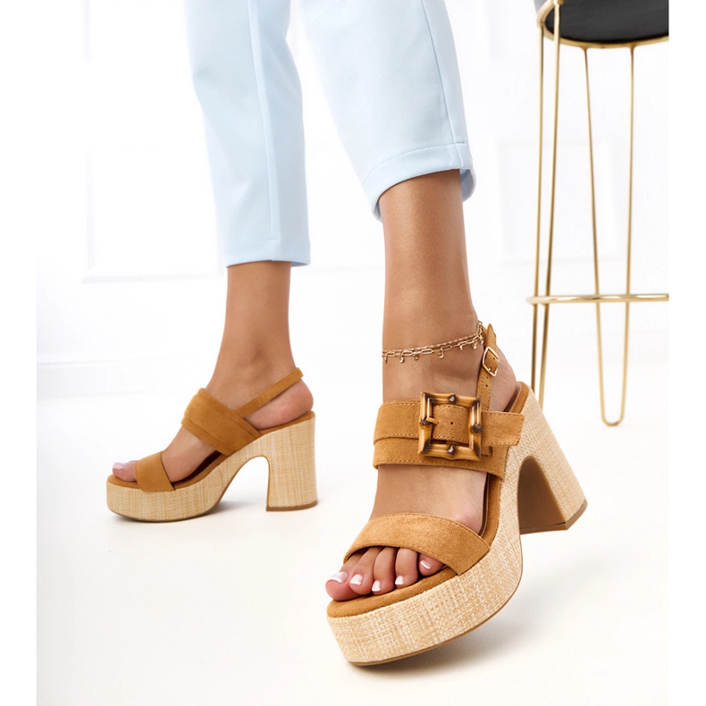 Bruna sandaler på stolpen dekorerade med Elevira Clamp